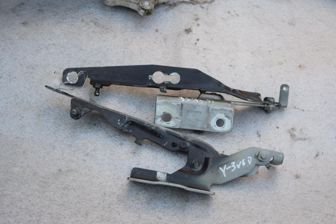 петля капота Volvo V60 1 поколение 2012, 1.6 л., B 4164 T3, бензин, робот, черный, универсал, передний привод, правый руль, 30799179, 30799178 - фото №1