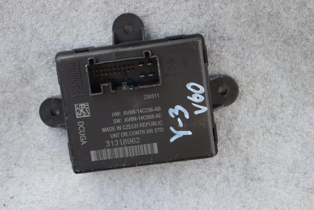 блок комфорта Volvo V60 1 поколение 2012, 1.6 л., B 4164 T3, бензин, робот, черный, универсал, передний привод, правый руль, 31318962 - фото №1