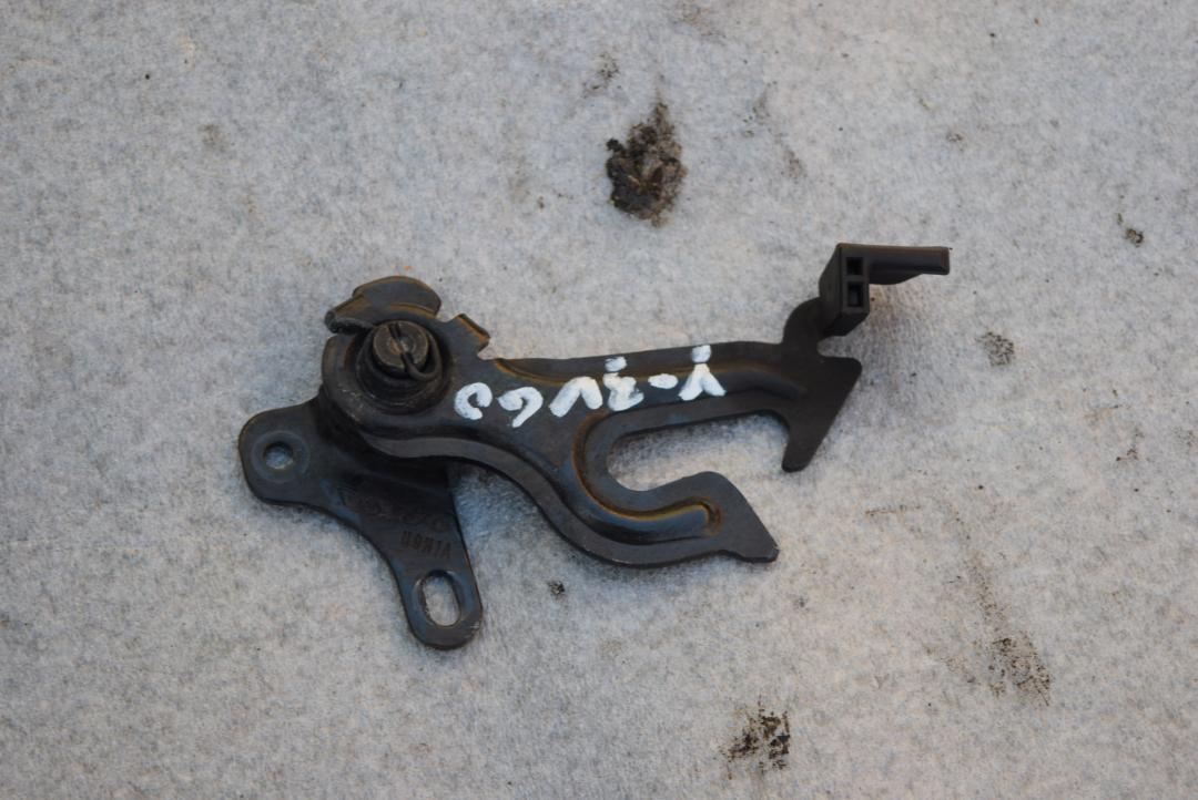 захватный крюк капота Volvo V60 1 поколение 2012, 1.6 л., B 4164 T3, бензин, робот, черный, универсал, передний привод, правый руль - фото №1