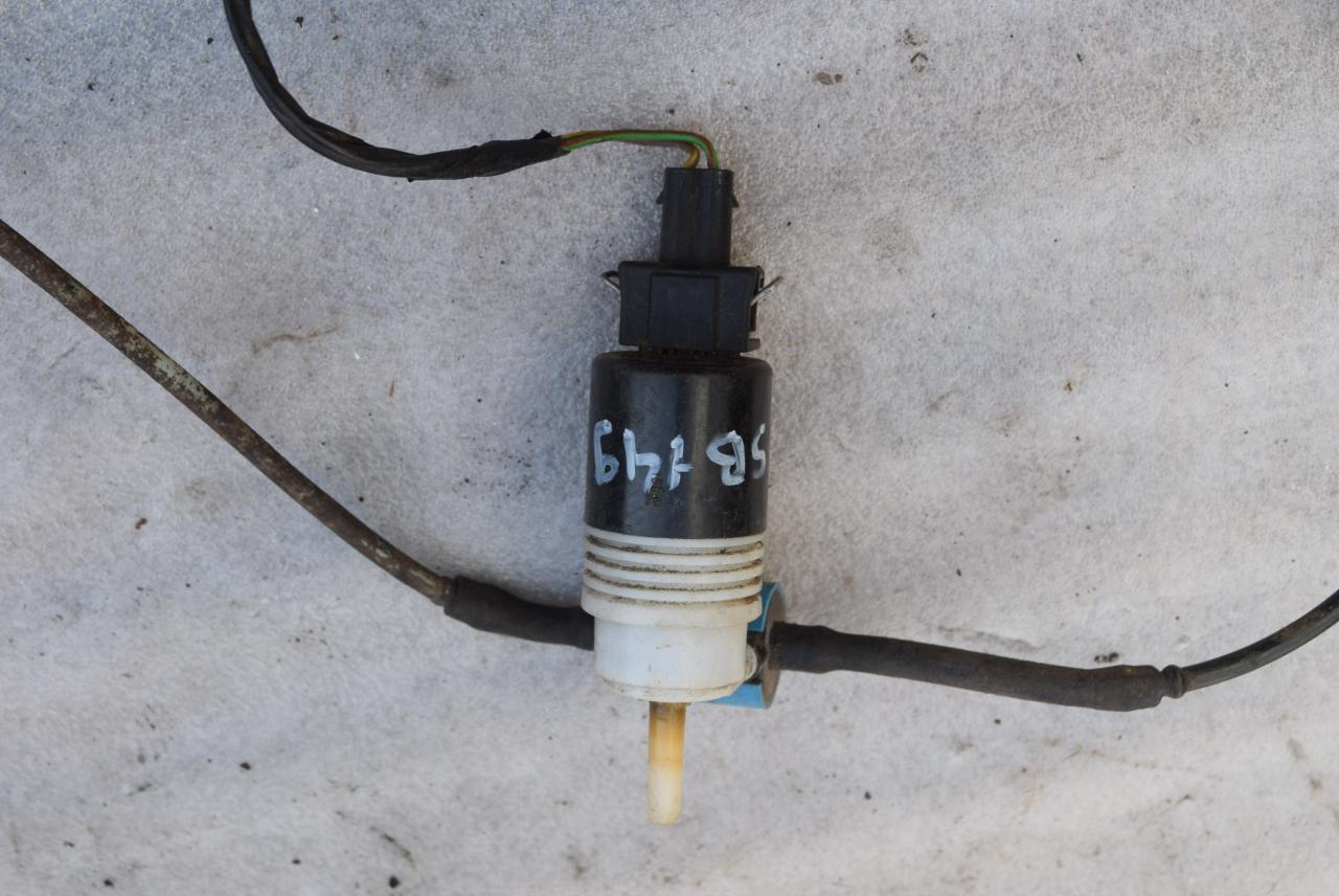 насос (моторчик) омывателя стекла Volkswagen Golf 3 поколение 1996, 1.9 л., дизель, 1H6955651 - фото №1