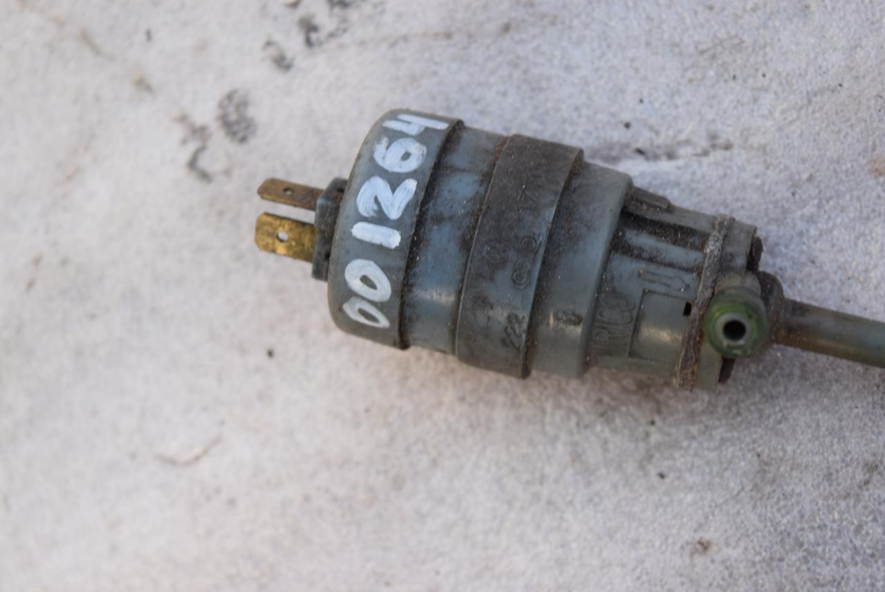 насос (моторчик) омывателя стекла Volkswagen Passat B3 1989, 1.8 л., бензин, седан, 171955651 - фото №1