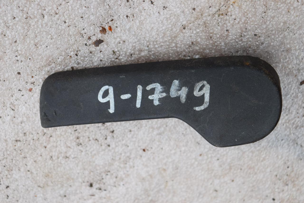 захватный крюк капота Volkswagen Golf 5 поколение 2006, 2.0 л., дизель, хетчбэк 5 дв., полный подключаемый привод, 1J1823533C - фото №1