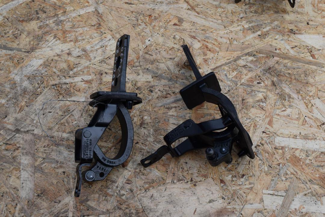 петля крышки багажника Volvo V70 3 поколение 2008, 2.5 л., B 5254 T6, бензин, АКПП, универсал, 31218425 - фото №1