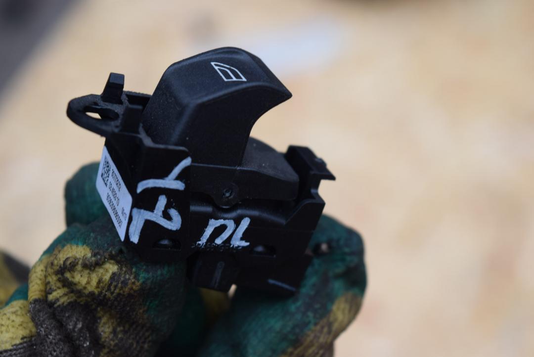 кнопка стеклоподъемника двери задней Volvo V70 3 поколение 2008, 2.5 л., B 5254 T6, бензин, АКПП, универсал, 30773272 - фото №1