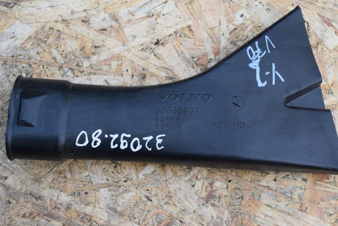 патрубок воздушного фильтра Volvo V70 3 поколение 2008, 2.5 л., B 5254 T6, бензин, АКПП, универсал, 30665837 - фото №1