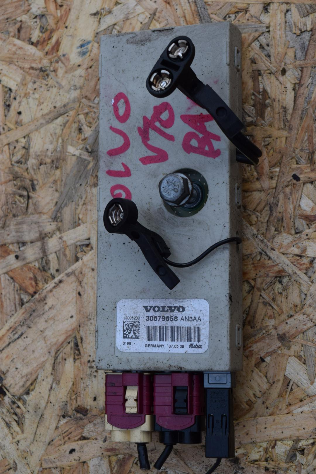 усилитель антенны Volvo V70 3 поколение 2008, 2.5 л., B 5254 T6, бензин, АКПП, универсал, 30679658 - фото №1