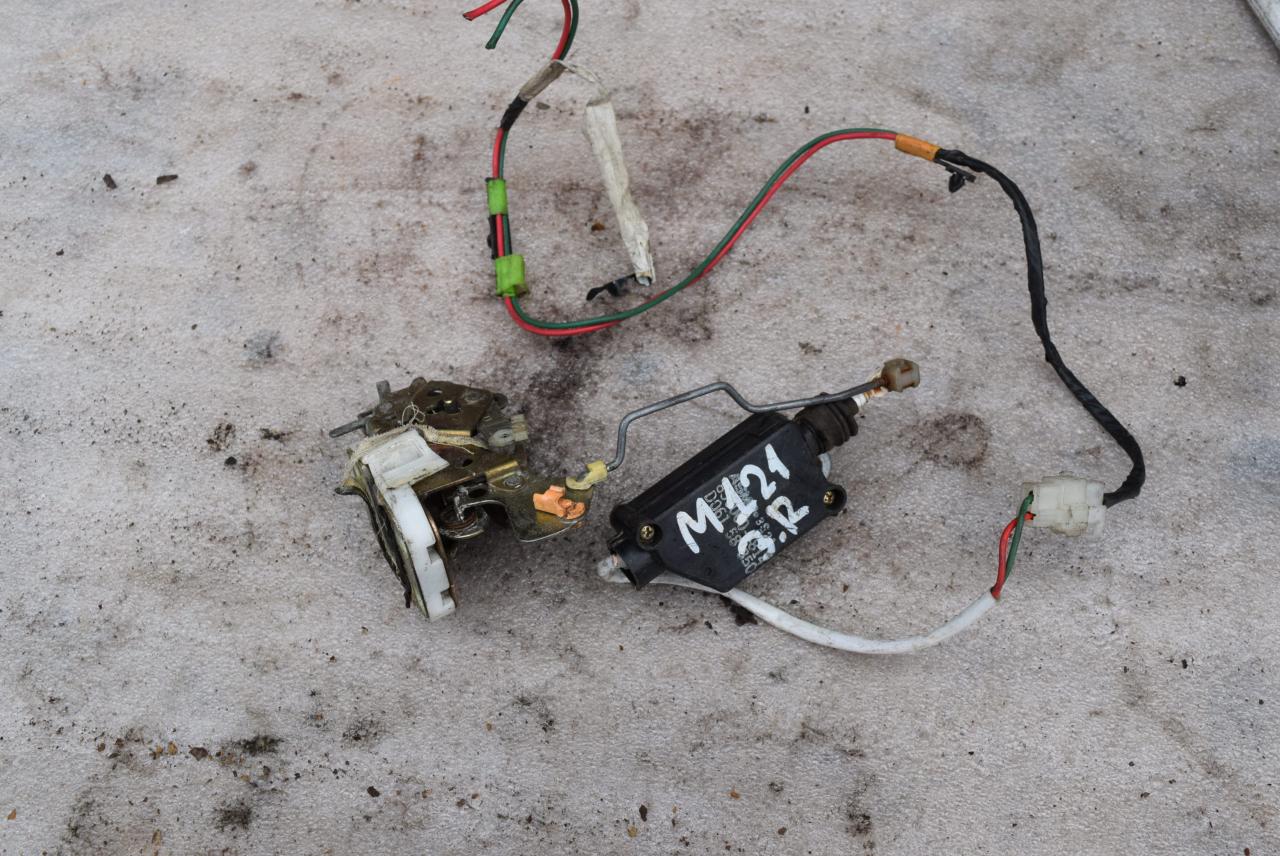 замок двери задней правой Mazda 121 2 поколение 1996, бензин - фото №1