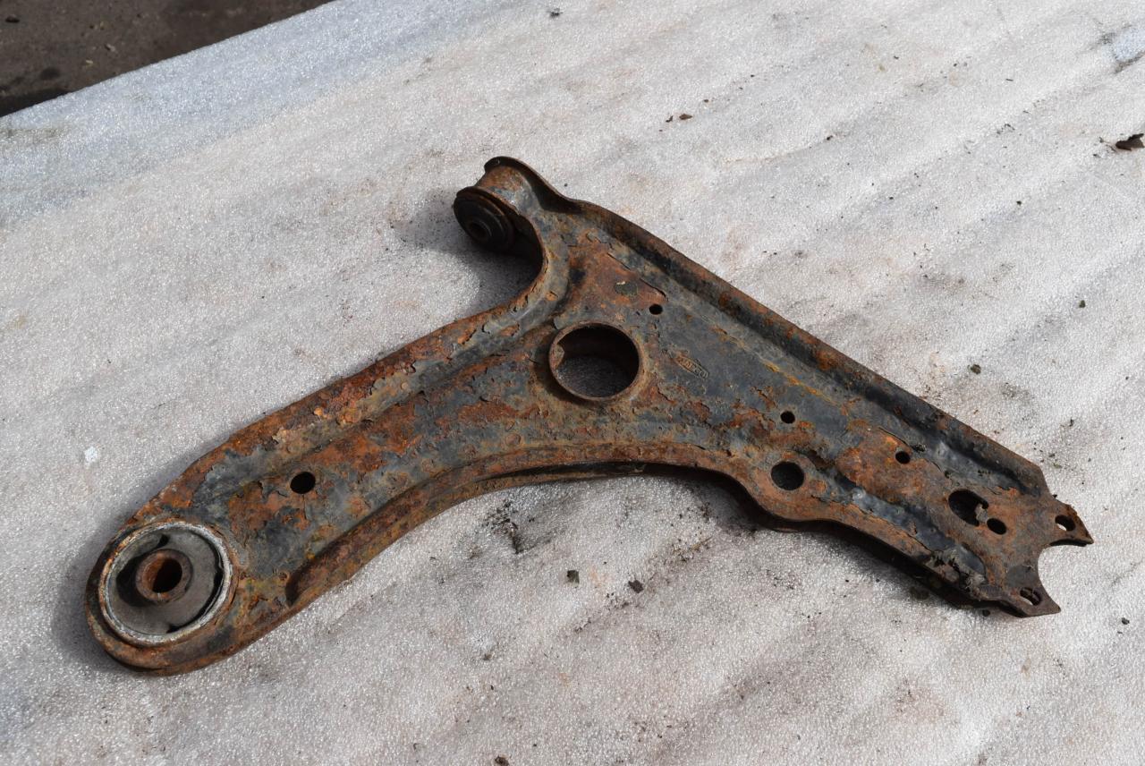 рычаг передний левый Volkswagen Golf 3 поколение 1995, 1.9 л., дизель - фото №1