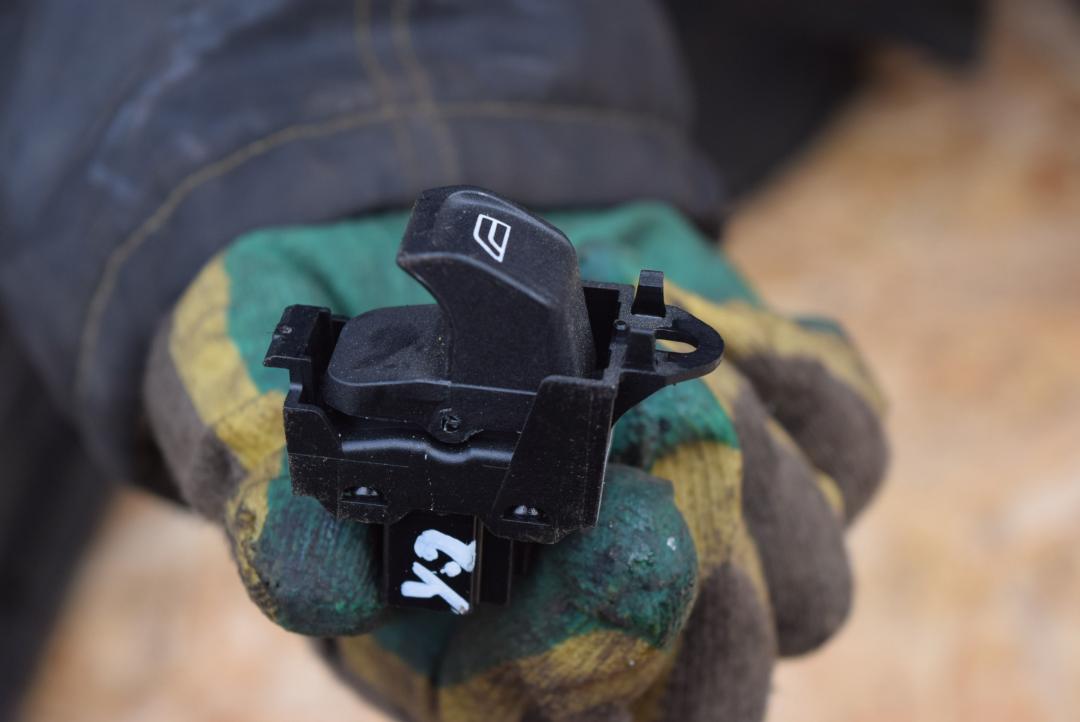 кнопка стеклоподъемника двери задней Volvo V70 3 поколение 2008, 2.5 л., B 5254 T6, бензин, АКПП, универсал, 30773273 - фото №1