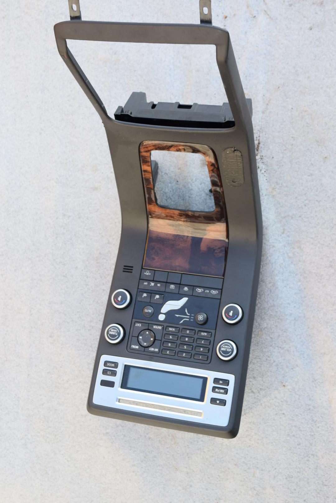 консоль салона Volvo V70 3 поколение 2009, 2.5 л., B 5254 T6, бензин, АКПП, черный, универсал, передний привод, правый руль, 30791456 - фото №1