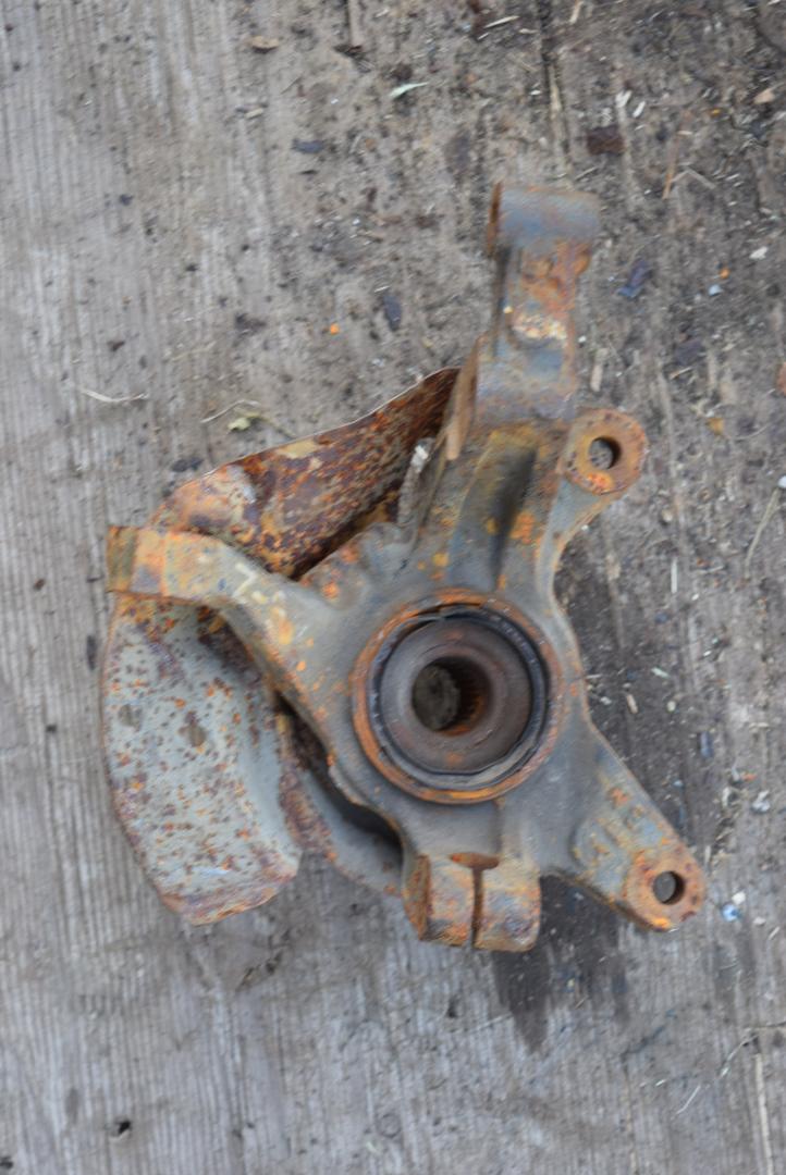 ступица передняя левая Mazda 323 5 поколение 1995, 2.0 л., дизель - фото №1