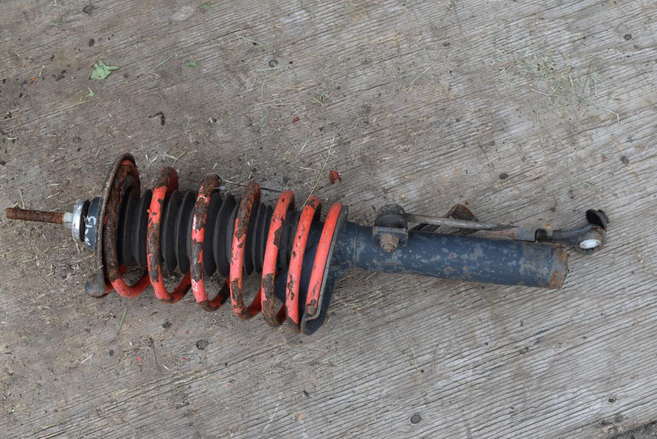 амортизатор передний правый Ford Focus 1 поколение 1999, 1.8 л., дизель, седан, V98FB18045AG - фото №1