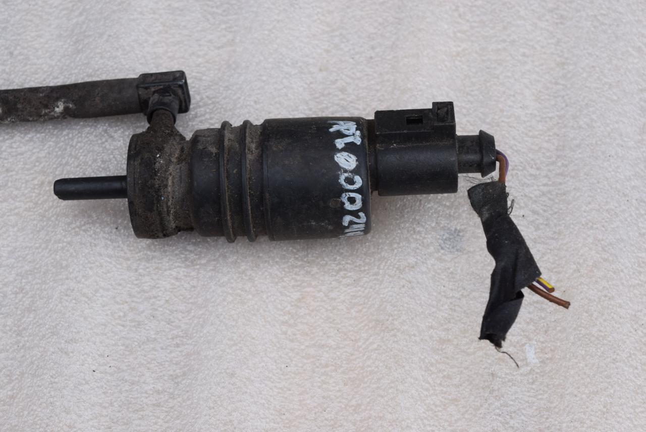 насос (моторчик) омывателя стекла Volkswagen Passat B5 1997, 1.9 л., дизель - фото №1