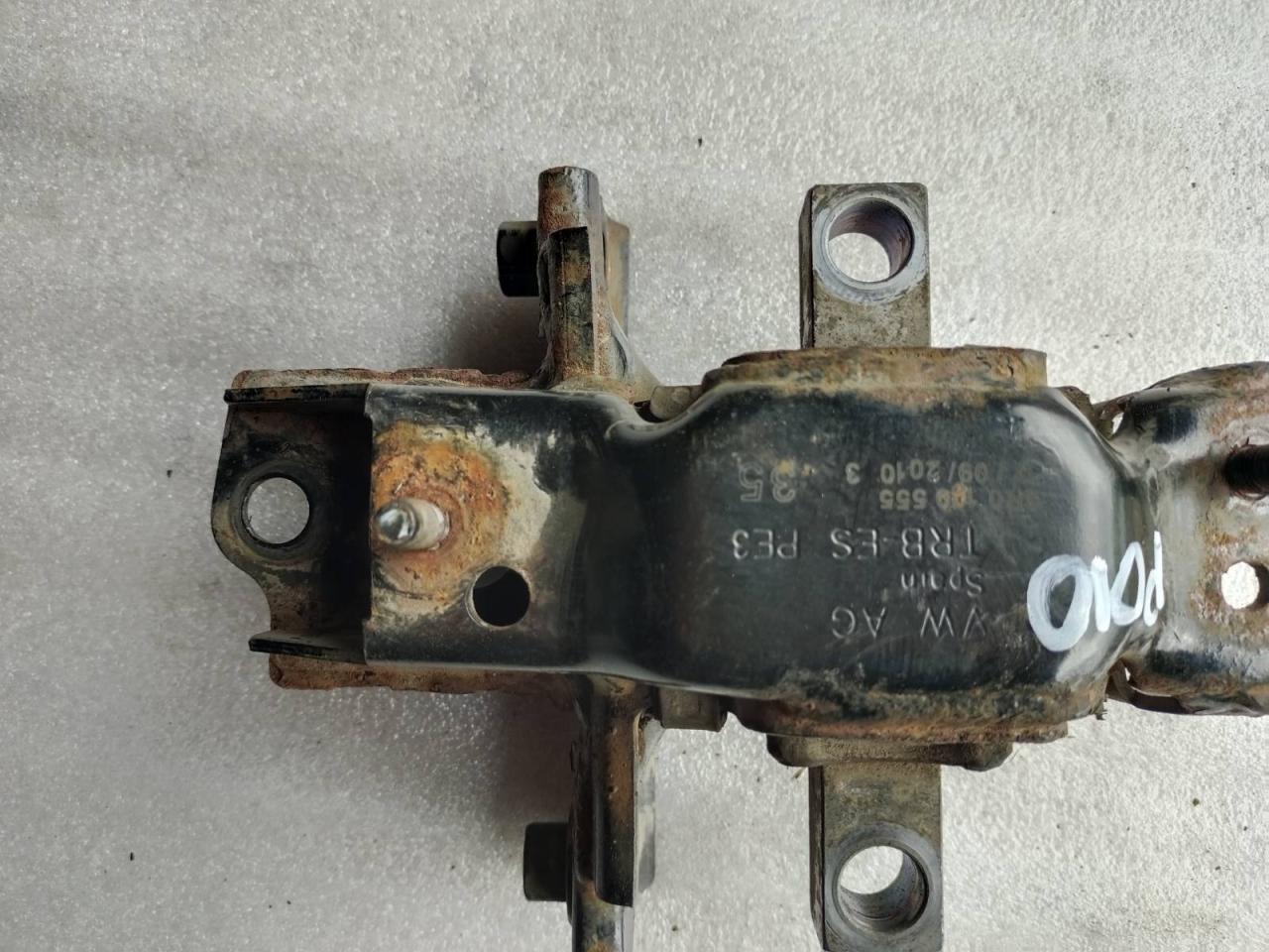 подушка крепления КПП Volkswagen Polo 5 поколение 2010, 1.2 л., дизель, МКПП, хетчбэк 5 дв., 6R199555 - фото №1