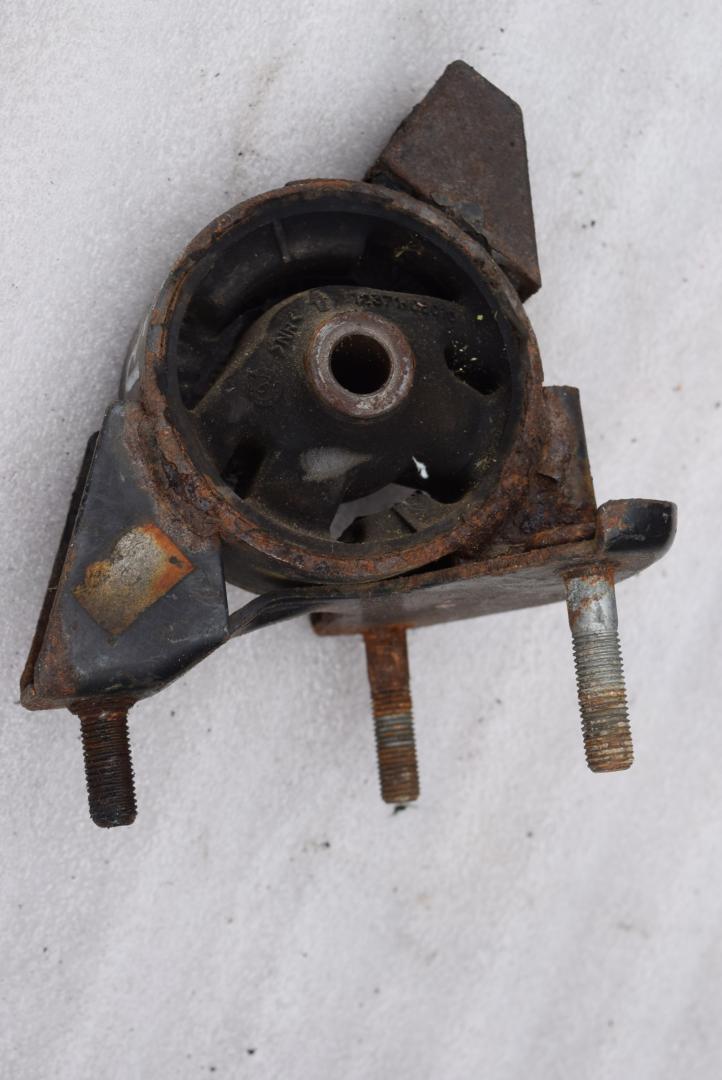 подушка крепления двигателя Nissan Primera P10 1996, 1.6 л., бензин, 123710E010 - фото №1
