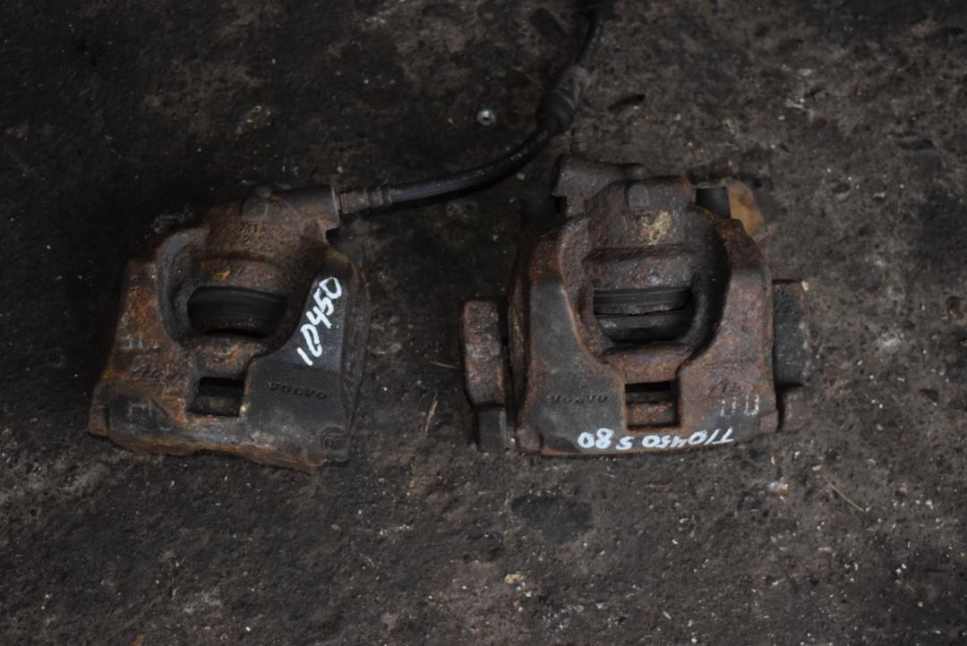 суппорт передний правый Volvo S80 2 поколение 2007, 2.4 л., дизель, АКПП, седан, правый руль, 8603754 - фото №1