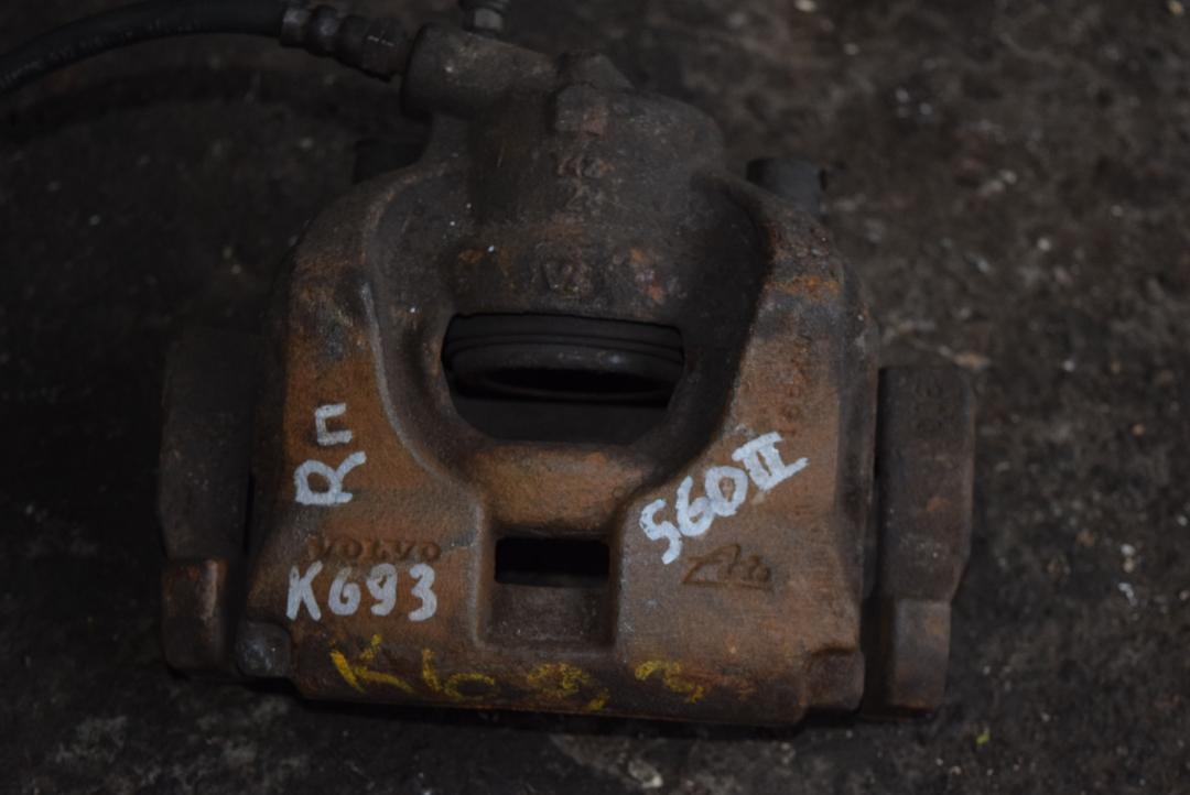 суппорт передний правый Volvo S60 2 поколение 2011, 2.0 л., дизель, АКПП, серый, седан, правый руль, 8603754 - фото №1