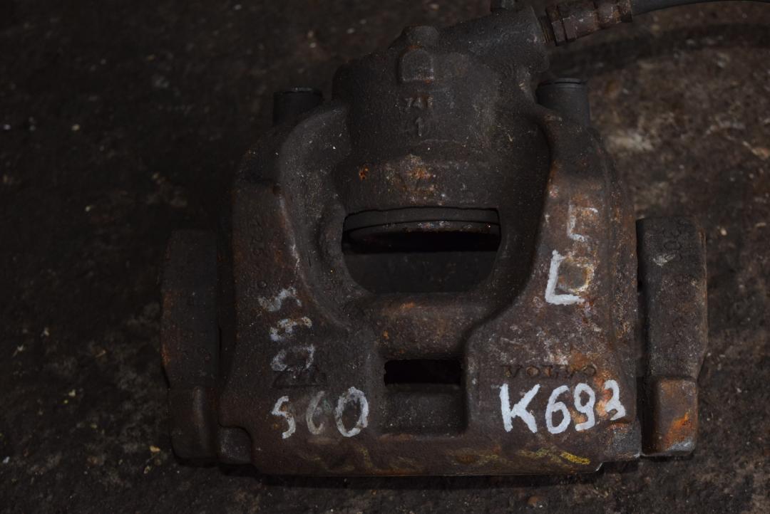 суппорт передний левый Volvo S60 2 поколение 2011, 2.0 л., дизель, АКПП, серый, седан, правый руль, 8603753 - фото №1