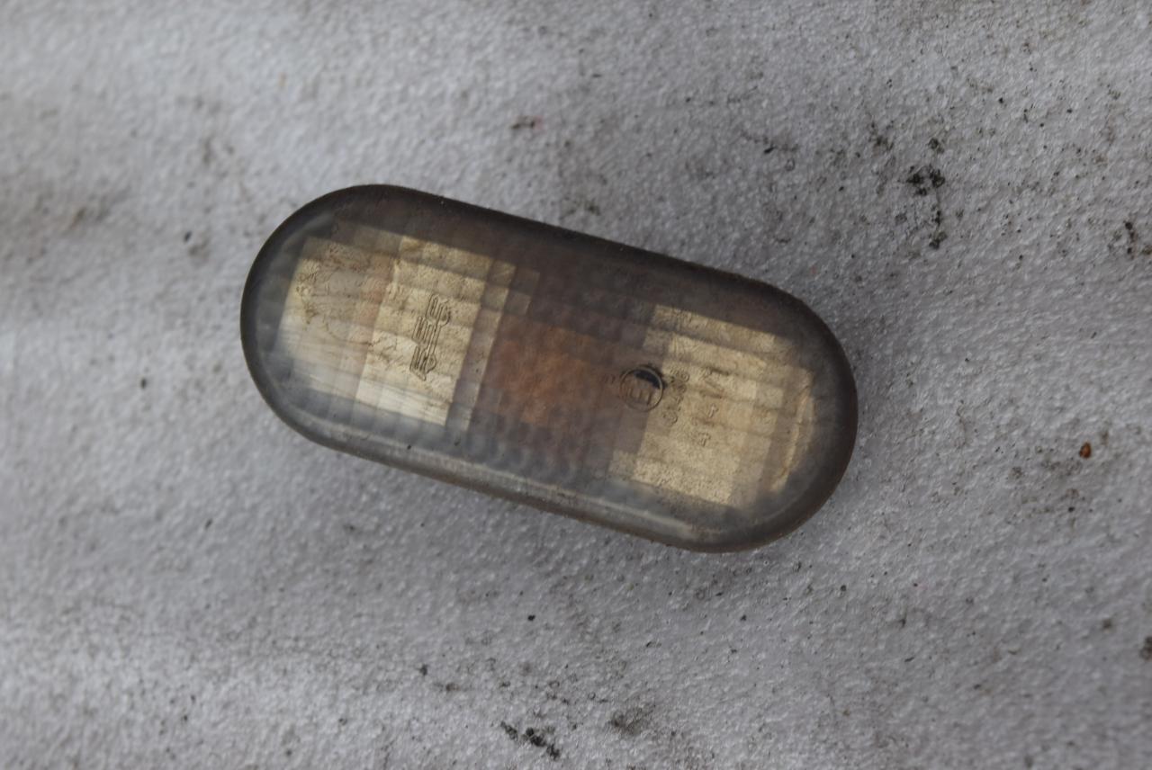 повторитель поворота на крыле Volkswagen Passat B5 1999, 1.9 л., дизель, МКПП, седан, 3B0949117C - фото №1