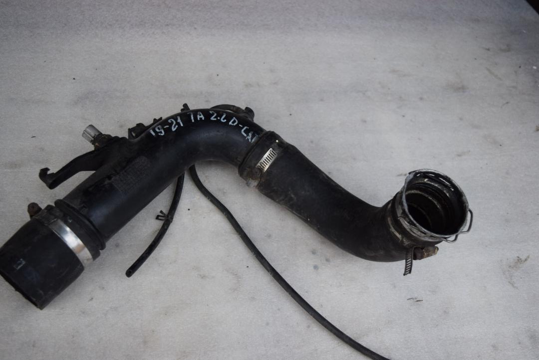 патрубок интеркулера Toyota Auris 1 поколение 2007, 2.2 л., 2AD-FHV, дизель, МКПП, хетчбэк 5 дв., 173620R021 - фото №1