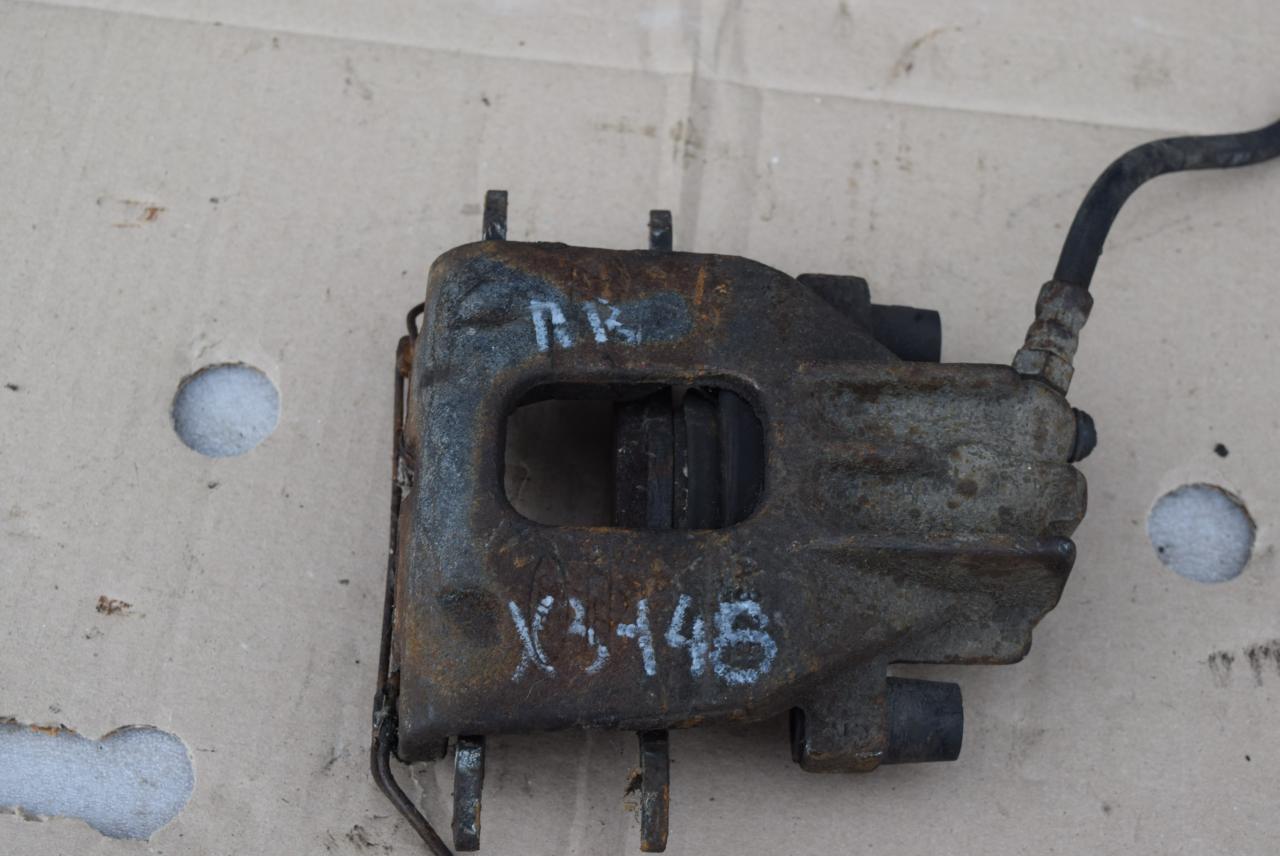 суппорт передний правый Ford Focus 1 поколение 1999, 1.8 л., дизель, седан - фото №1