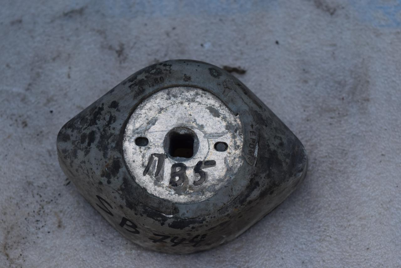 подушка крепления КПП Volkswagen Passat B5 1998, 1.8 л., бензин - фото №1