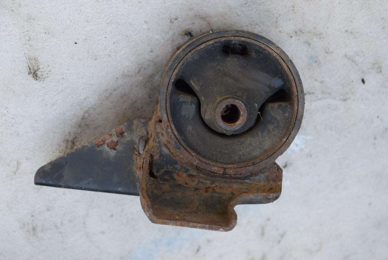 подушка крепления КПП Mitsubishi Galant 8 поколение 1998, 2.0 л., бензин - фото №1