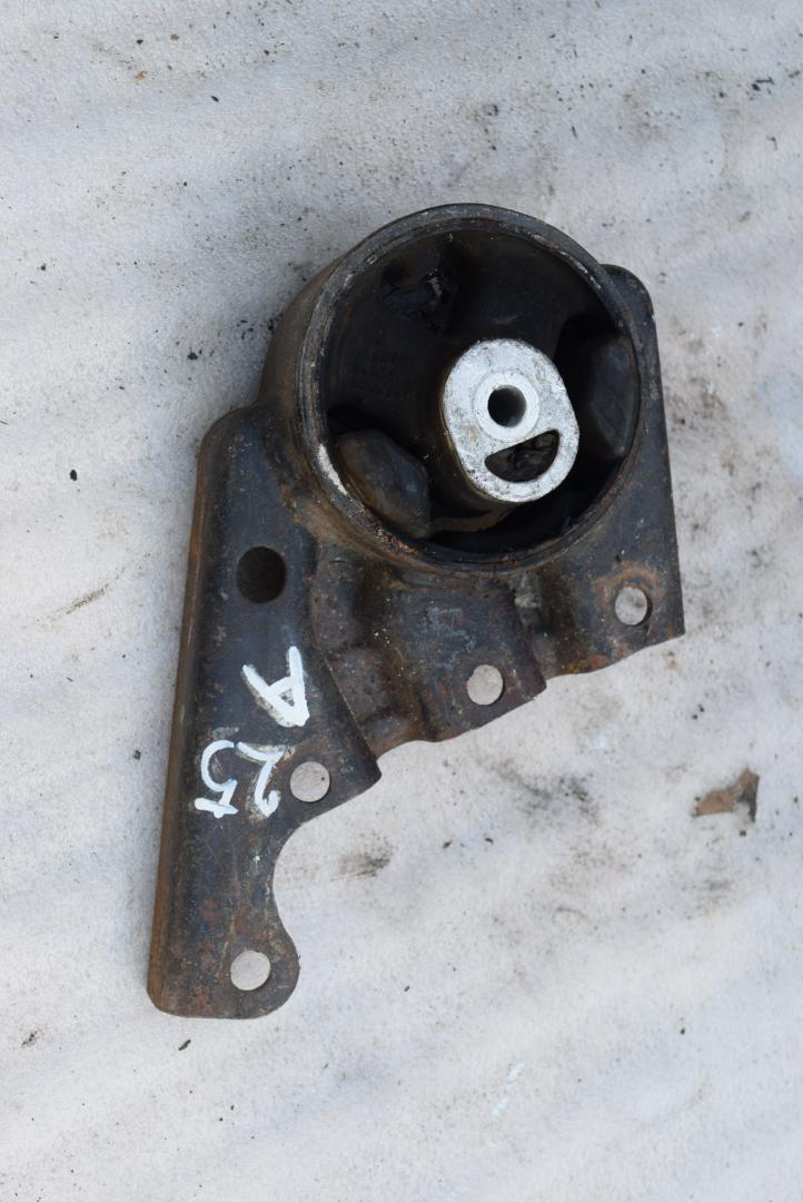 подушка крепления КПП Chrysler Voyager 3 поколение 1996, 2.4 л., бензин, МКПП, минивэн, 4612665 - фото №1