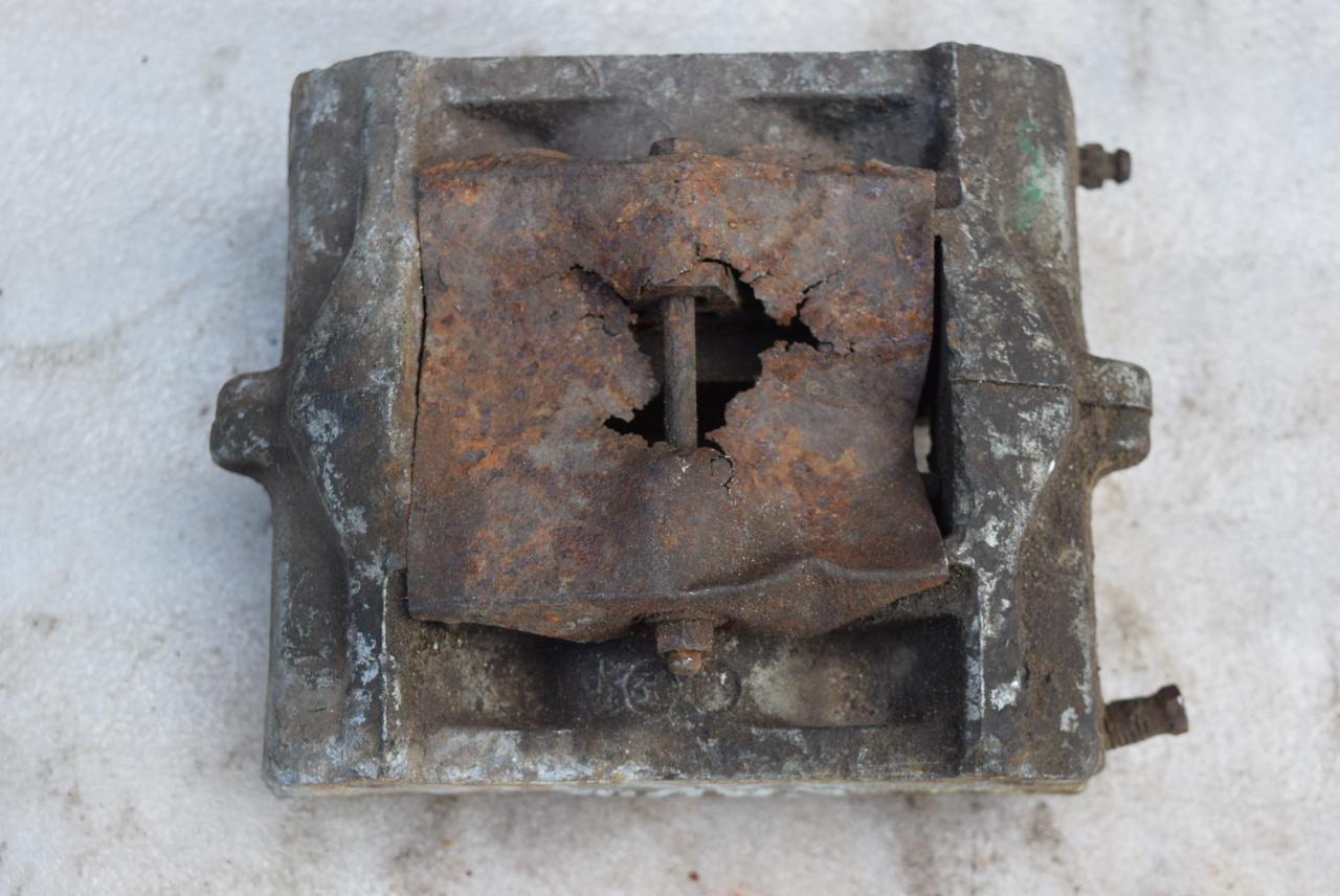 суппорт задний правый Citroen Xantia 1 поколение 1996, 1.8 л., бензин, АКПП, хетчбэк 5 дв. - фото №1