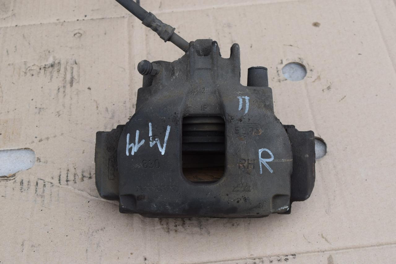 суппорт передний правый Volvo V70 2 поколение 2004, 2.4 л., D5, D 5244 T, дизель, АКПП, универсал, передний привод - фото №1