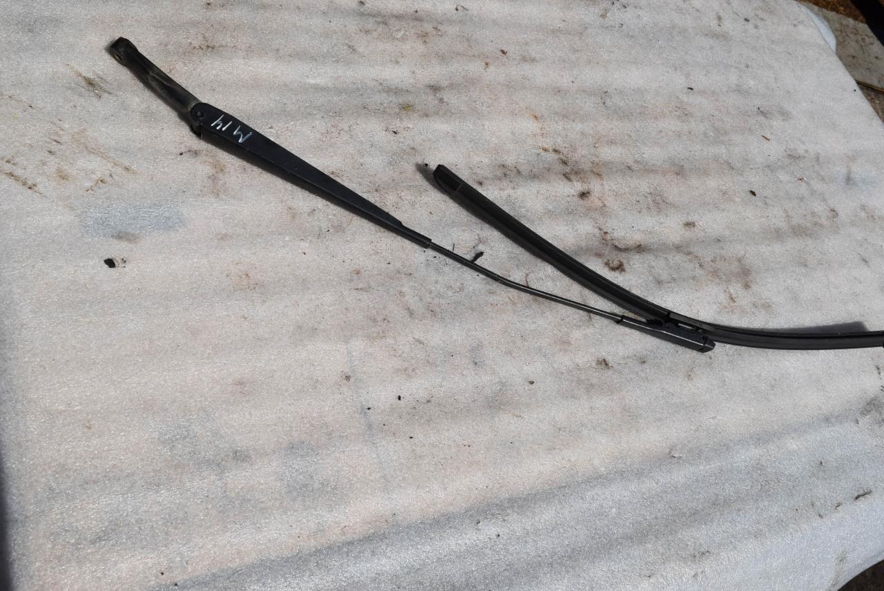 щеткодержатель (поводок стеклоочистителя, дворник) Volvo V70 2 поколение 2004, 2.4 л., D5, D 5244 T, дизель, АКПП, универсал, передний привод, 30655615 - фото №1