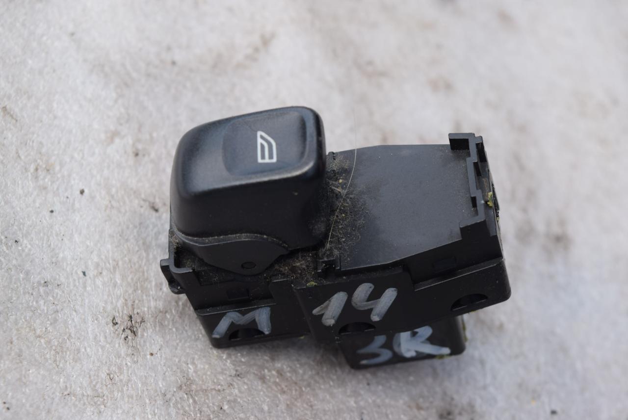 кнопка стеклоподъемника двери задней Volvo V70 2 поколение 2004, 2.4 л., D5, D 5244 T, дизель, АКПП, универсал, передний привод, 30658696 - фото №1