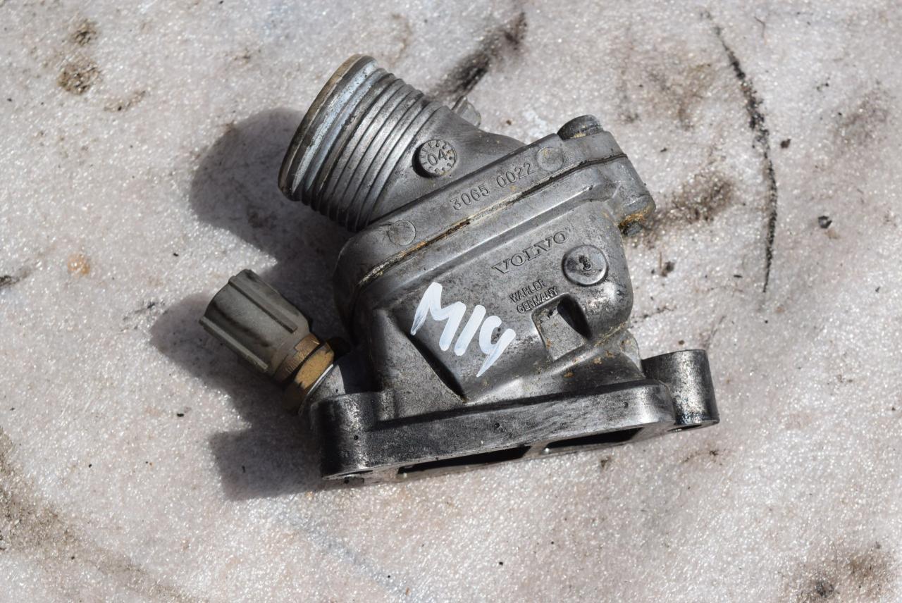 корпус термостата Volvo V70 2 поколение 2004, 2.4 л., D5, D 5244 T, дизель, АКПП, универсал, передний привод, 30650022, 8653106 - фото №1