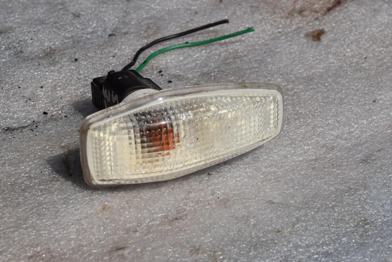 повторитель поворота на крыле правый Hyundai Matrix 1 поколение 2004, 1.6 л., бензин, 923043B1 - фото №1