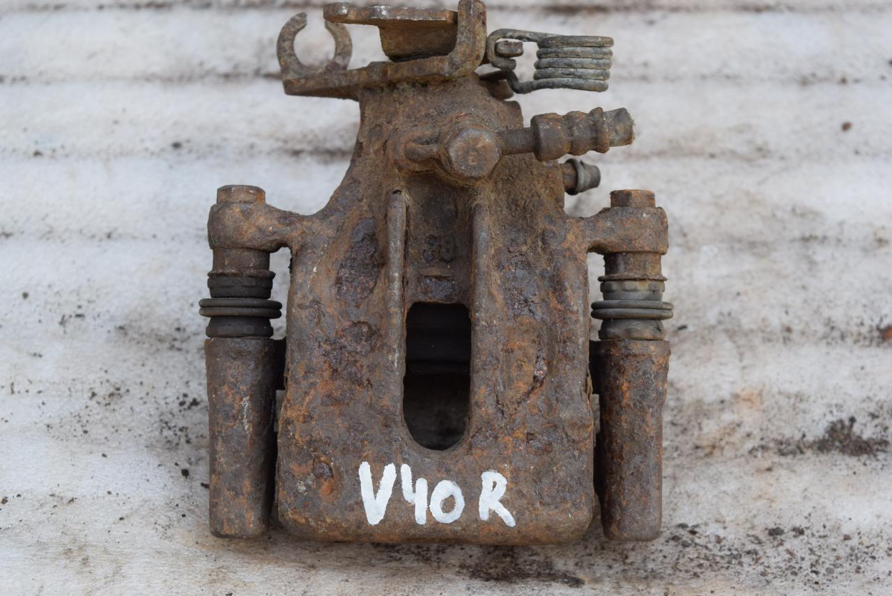 суппорт задний правый Volvo V40 1 поколение 1998, 1.8 л., бензин, МКПП, универсал - фото №1