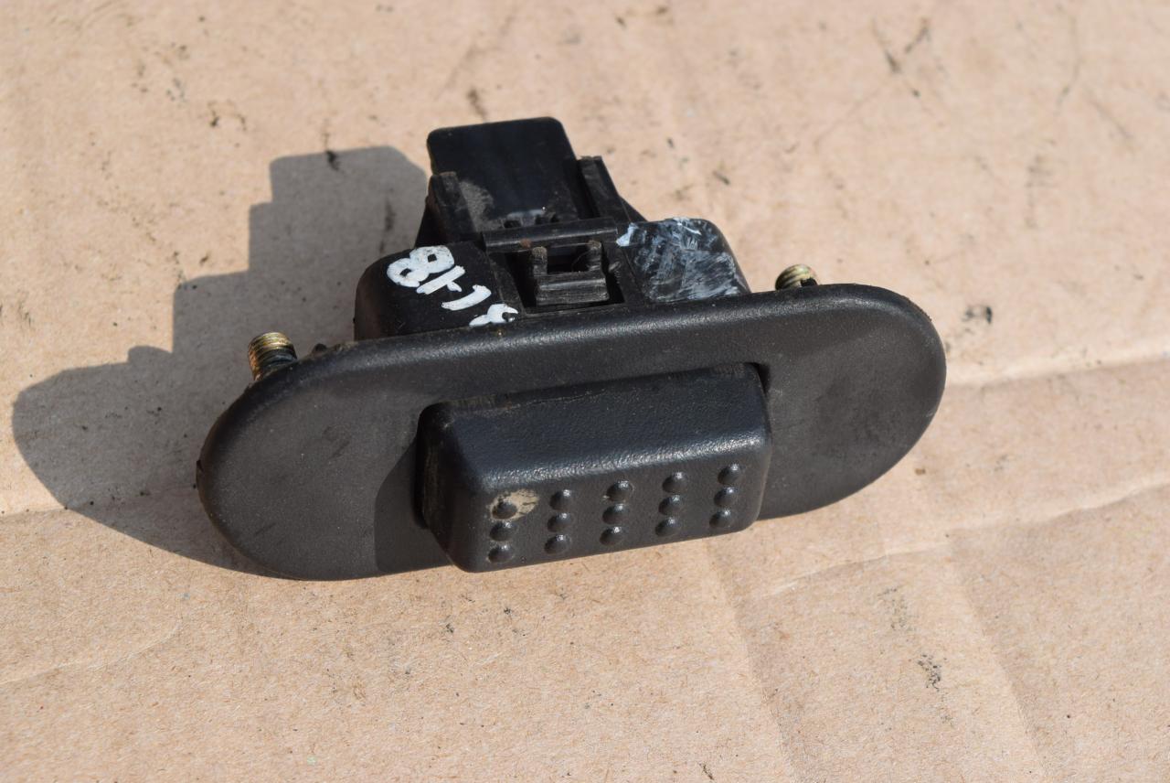 кнопка открытия багажника Hyundai Santa Fe 1 поколение (SM) 2003, 2.0 л., D4EA, дизель, МКПП, внедорожник 5 дв. - фото №1