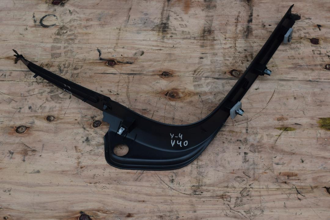 накладка на порог Volvo V40 2 поколение 2016, 2.0 л., дизель, АКПП, универсал, правый руль, 31267987, 31102348 - фото №1