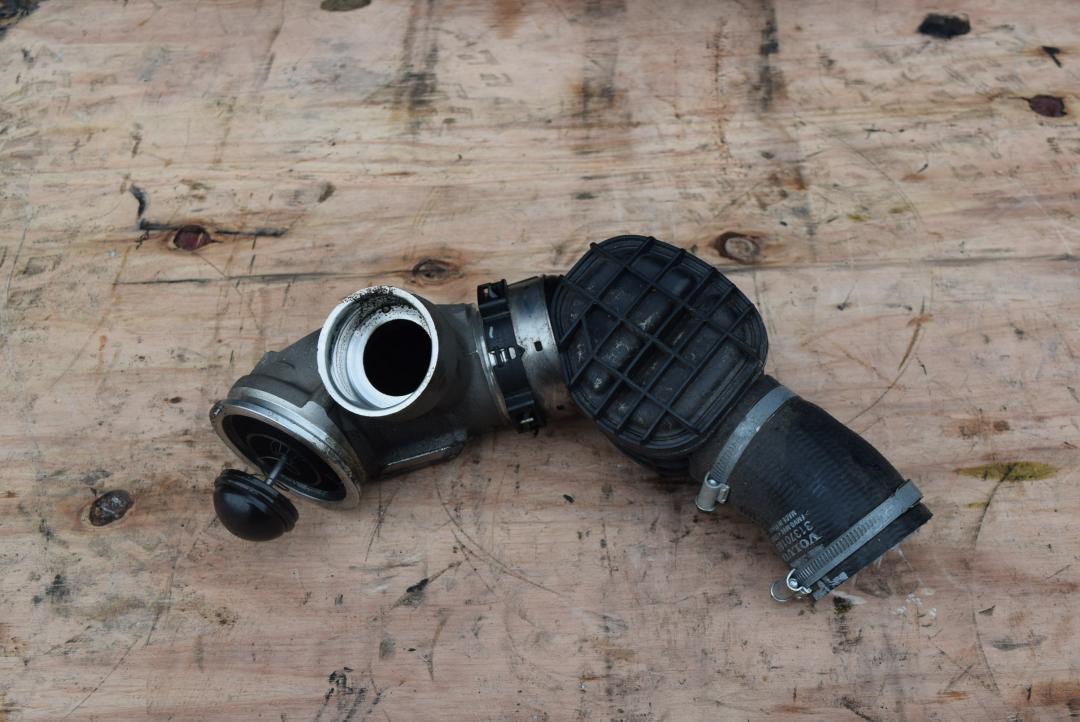 патрубок интеркулера Volvo V40 2 поколение 2016, 2.0 л., дизель, АКПП, универсал, правый руль, 31370187, 31431981, 31370189 - фото №1