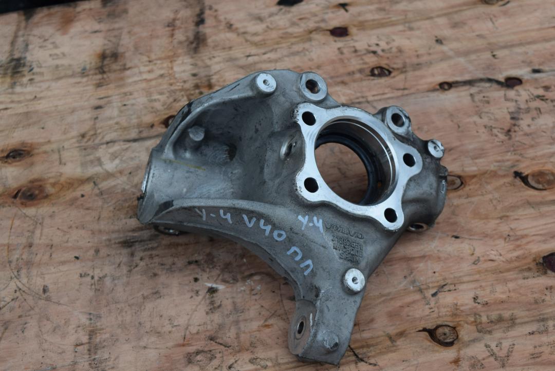 кулак поворотный правый Volvo V40 2 поколение 2016, 2.0 л., дизель, АКПП, универсал, правый руль, 31387651 - фото №1