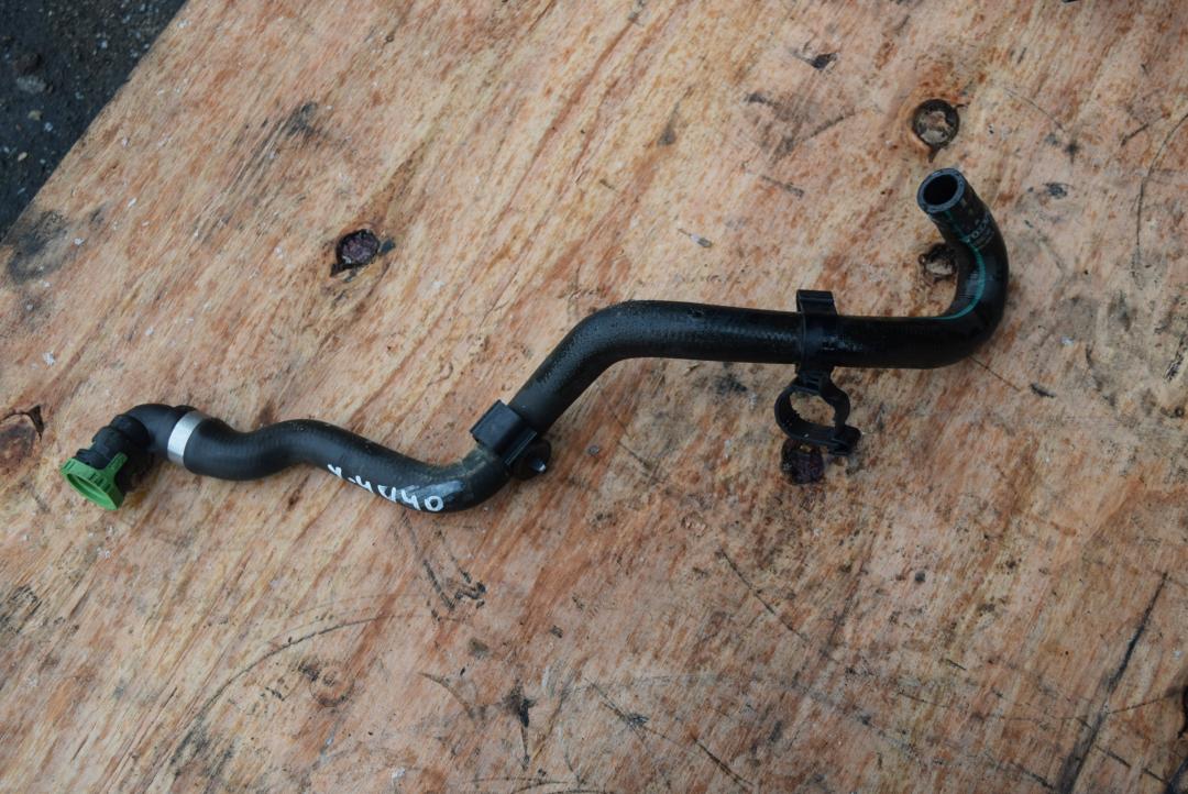 патрубок отопителя (печки) Volvo V40 2 поколение 2016, 2.0 л., дизель, АКПП, универсал, правый руль, 31338760 - фото №1