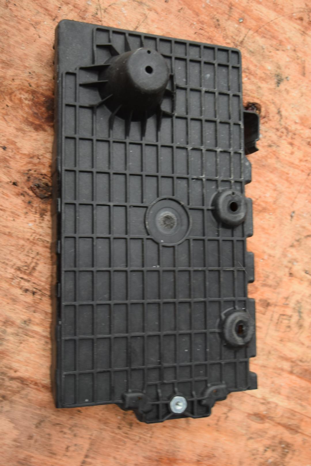 полка аккумулятора Volvo V40 2 поколение 2016, 2.0 л., дизель, АКПП, универсал, правый руль - фото №1