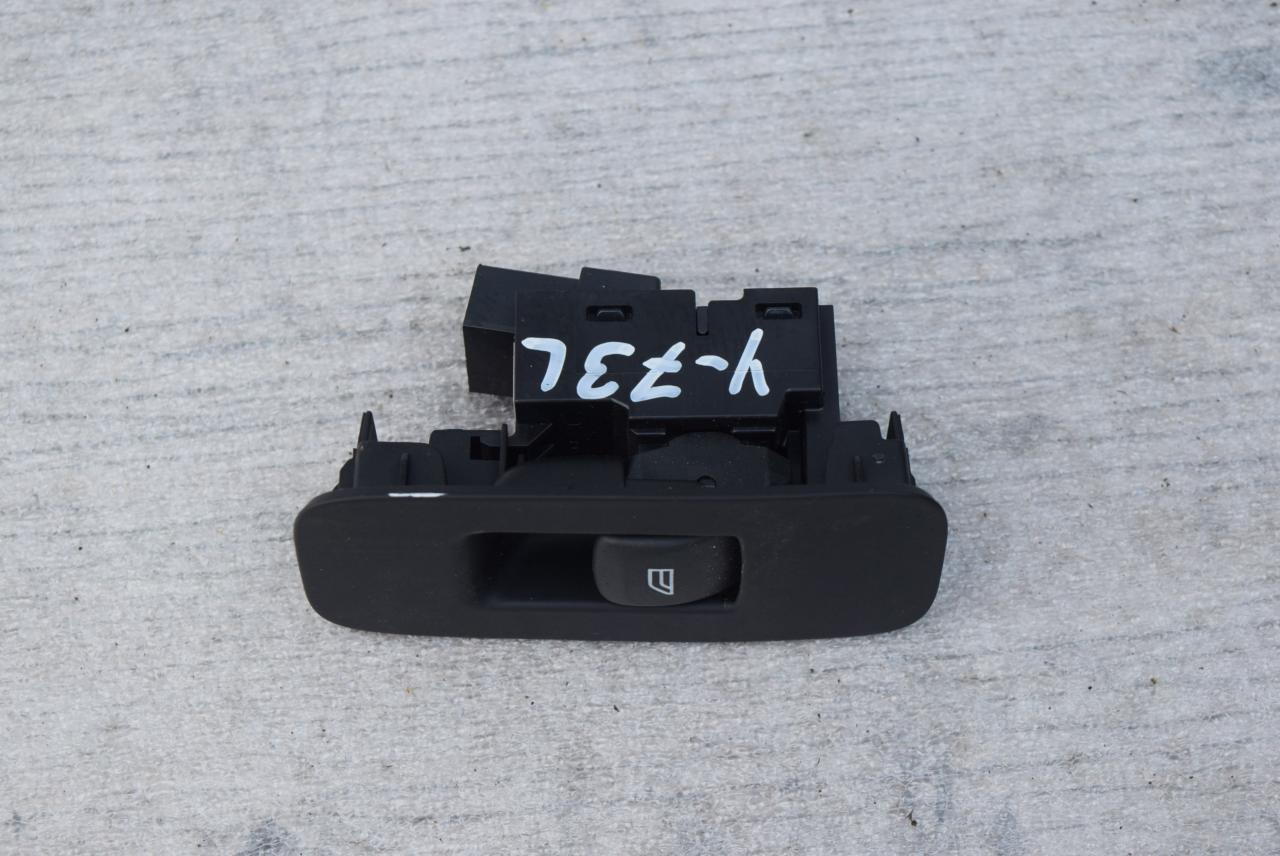 кнопка стеклоподъемника двери задней Volvo V40 2 поколение 2016, 2.0 л., дизель, АКПП, универсал, правый руль, 31394840 - фото №1