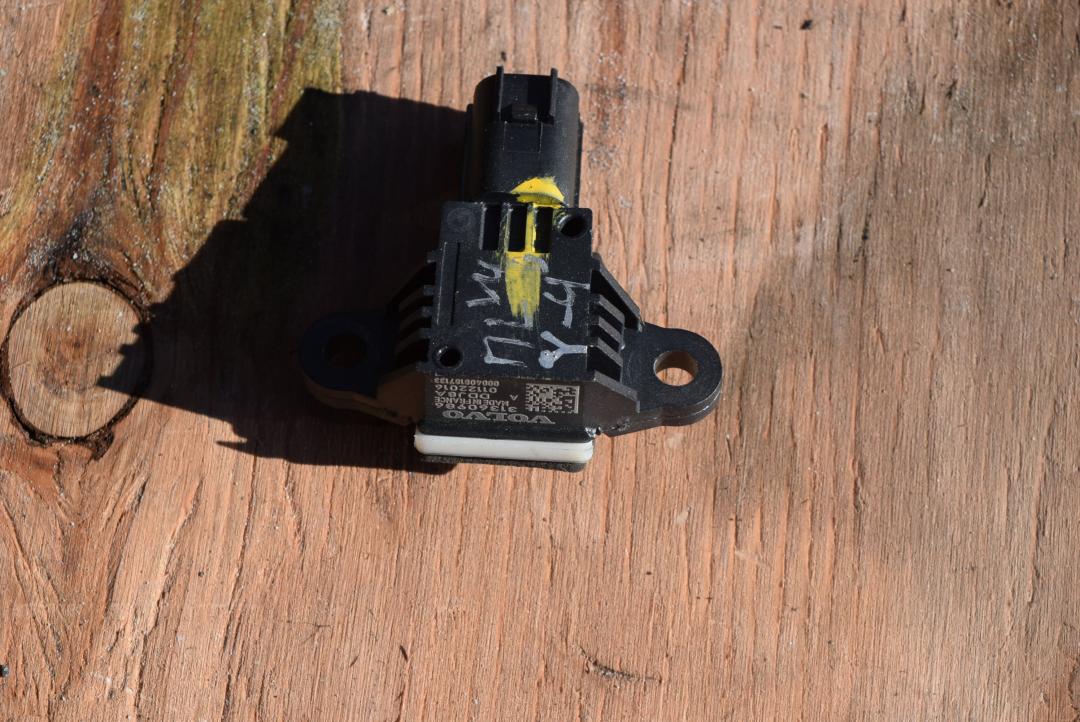 датчик удара Volvo V40 2 поколение 2016, 2.0 л., дизель, АКПП, универсал, правый руль, 31360986 - фото №1