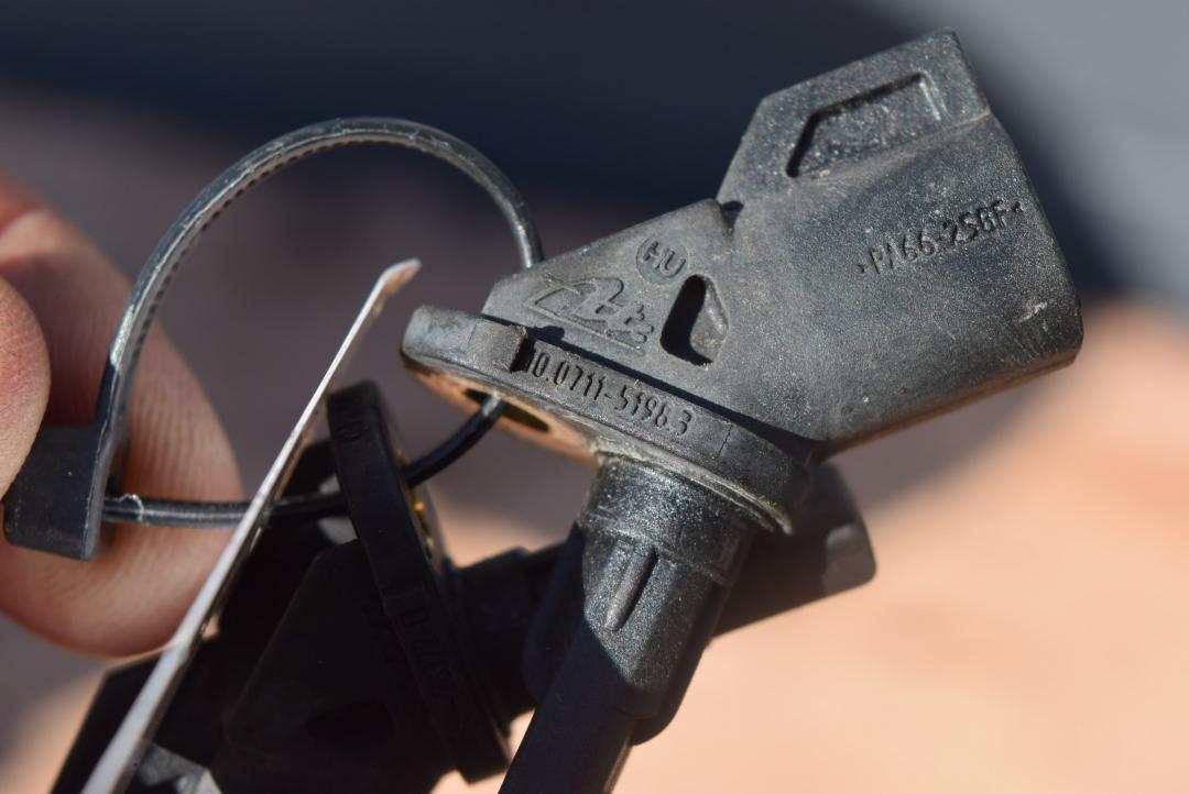 датчик ABS Volvo V40 2 поколение 2016, 2.0 л., дизель, АКПП, универсал, правый руль, 6G9N2B372CB - фото №1