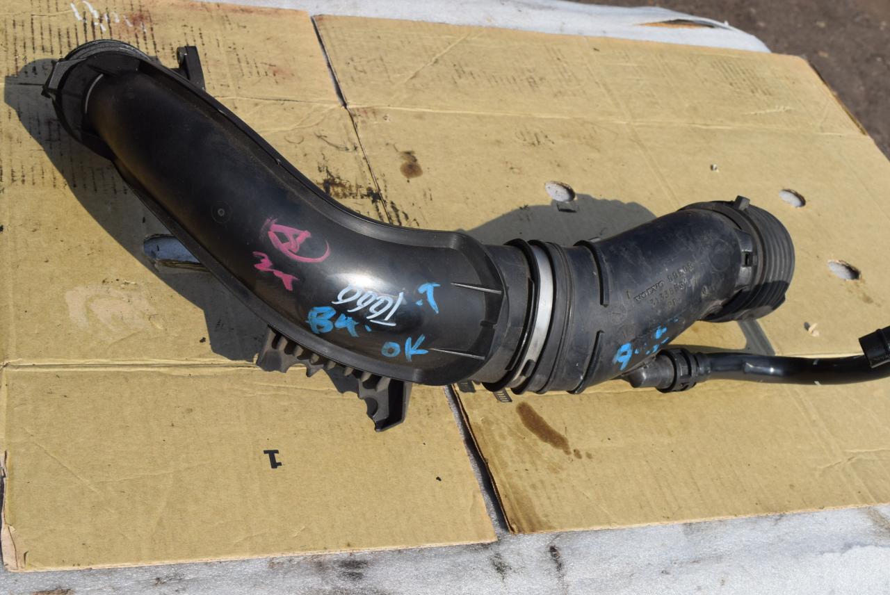 патрубок интеркулера Volvo S60 2 поколение 2012, 1.6 л., Ti, B 4164 T3, бензин, АКПП, седан, передний привод, 31338561 - фото №1