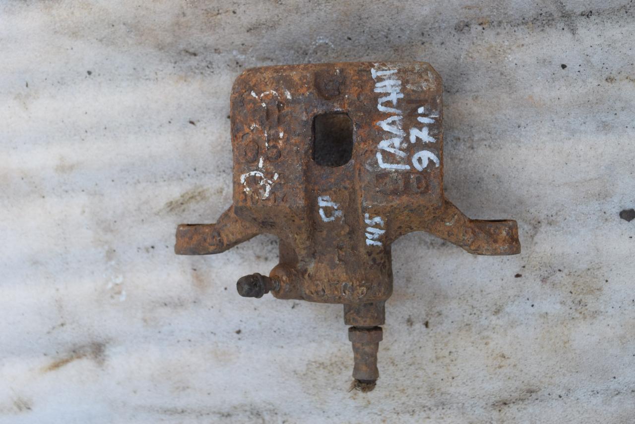 суппорт задний левый Mitsubishi Galant 8 поколение 1998, 2.0 л., дизель - фото №1