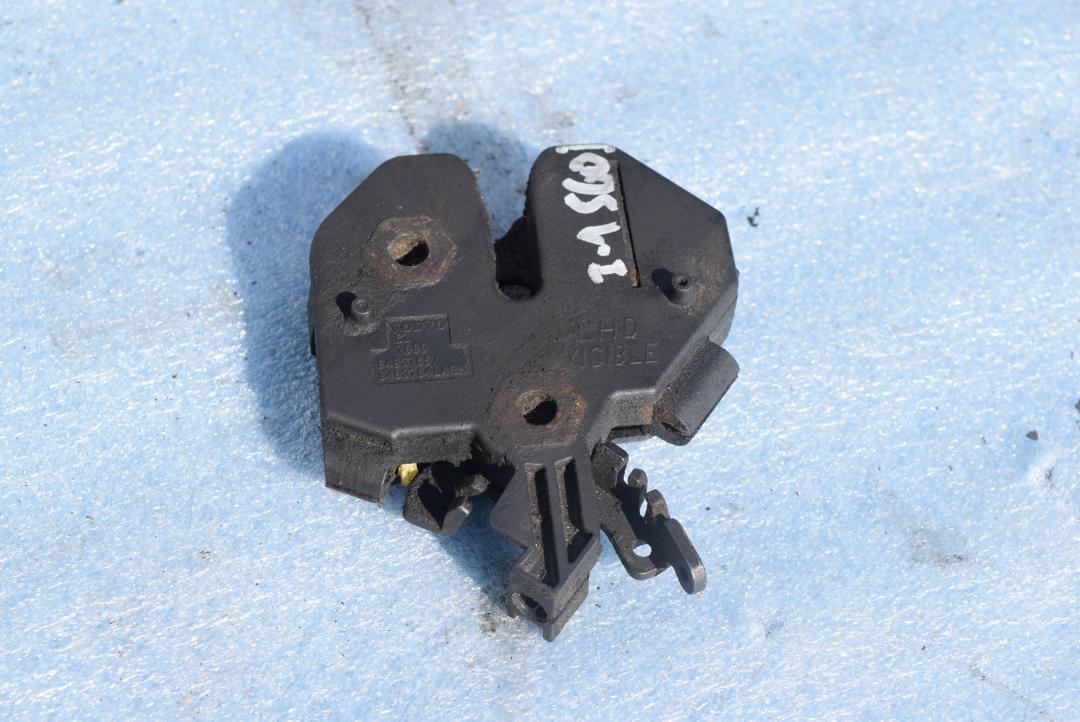 замок капота Volvo S60 1 поколение 2002, 2.4 л., B 5244 S, бензин, МКПП, седан, передний привод, 9483765 - фото №1