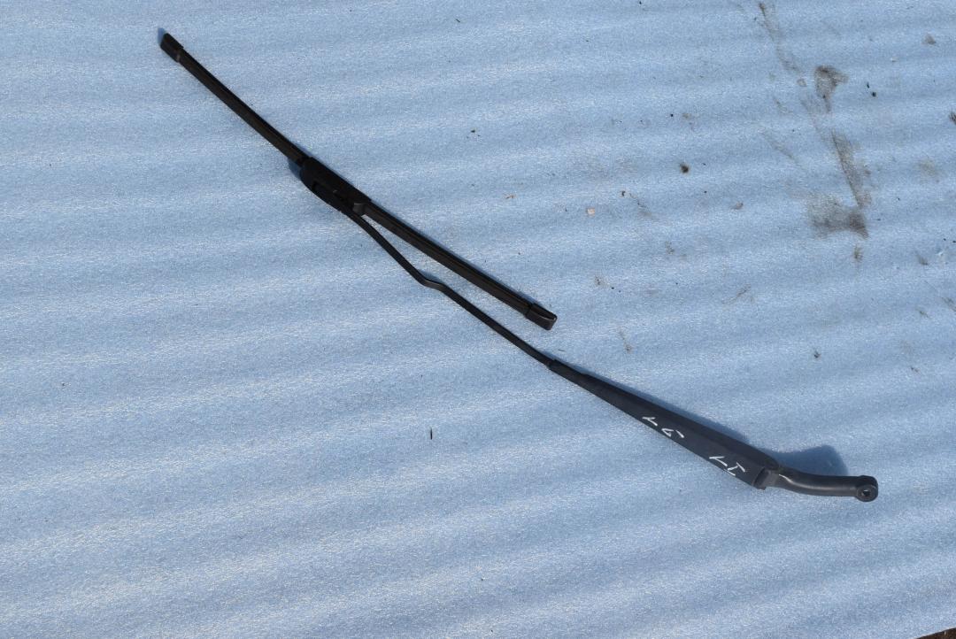 щеткодержатель (поводок стеклоочистителя, дворник) Volvo S60 1 поколение 2002, 2.4 л., B 5244 S, бензин, МКПП, седан, передний привод, 8624269, 8624246 - фото №1