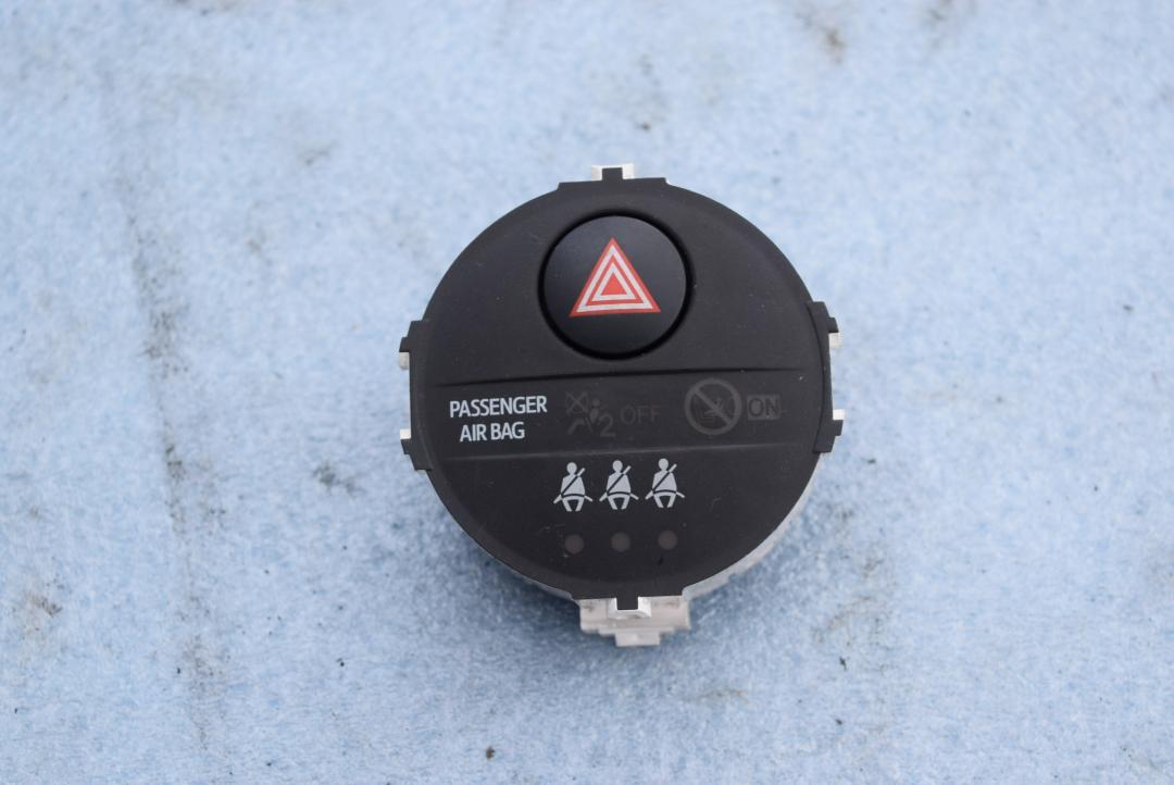 кнопка аварийной сигнализации Toyota Yaris XP130 2014, 1.4 л., D-4D, 1ND-TV, дизель, МКПП, хетчбэк 5 дв., передний привод, правый руль, 839500D050 - фото №1