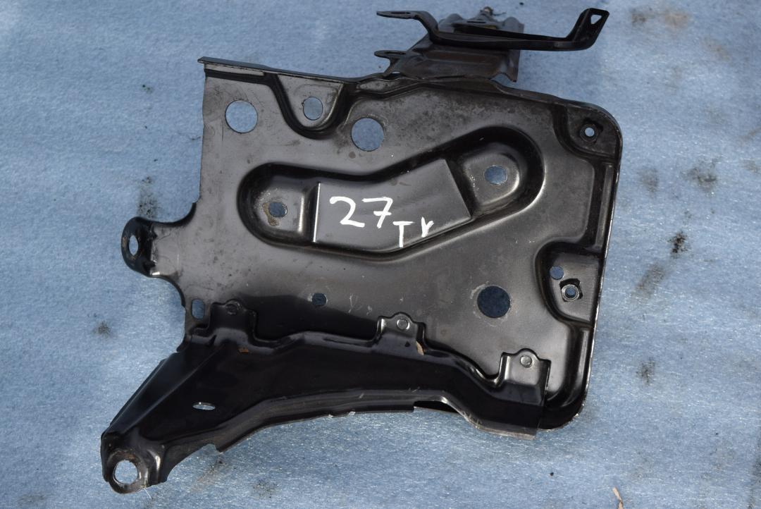 полка аккумулятора Toyota Yaris XP130 2014, 1.4 л., D-4D, 1ND-TV, дизель, МКПП, хетчбэк 5 дв., передний привод, правый руль - фото №1
